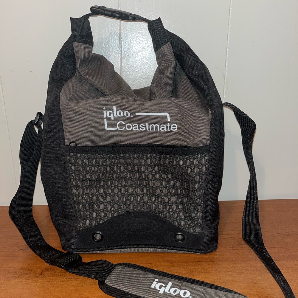 Igloo Coastmate Dark Green and Black Cooler w/ Shoulder Strap